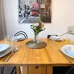 Schoenes Grosses Apartment - Ferienwohnung Chemnitz Zentrum - Inkl Parking - 6 Betten - 3 Schlafzimmer - 2 Baeder - Homeoffice - Wlan & Tv - Waschmaschine - 500M Zum Hbf - Nahe Messe شقة *