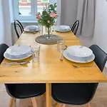 Schoenes Grosses Apartment - Ferienwohnung Chemnitz Zentrum - Inkl Parking - 6 Betten - 3 Schlafzimmer - 2 Baeder - Homeoffice - Wlan & Tv - Waschmaschine - 500M Zum Hbf - Nahe Messe * شيمنيتز