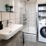 Schoenes Grosses Apartment - Ferienwohnung Chemnitz Zentrum - Inkl Parking - 6 Betten - 3 Schlafzimmer - 2 Baeder - Homeoffice - Wlan & Tv - Waschmaschine - 500M Zum Hbf - Nahe Messe Chemnitz