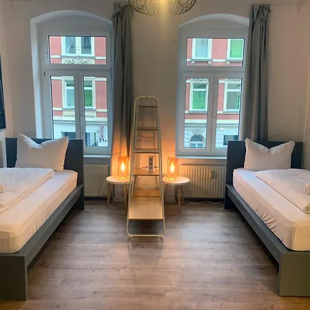 Schoenes Grosses Apartment - Ferienwohnung Chemnitz Zentrum - Inkl Parking - 6 Betten - 3 Schlafzimmer - 2 Baeder - Homeoffice - Wlan & Tv - Waschmaschine - 500M Zum Hbf - Nahe Messe شقة شيمنيتز